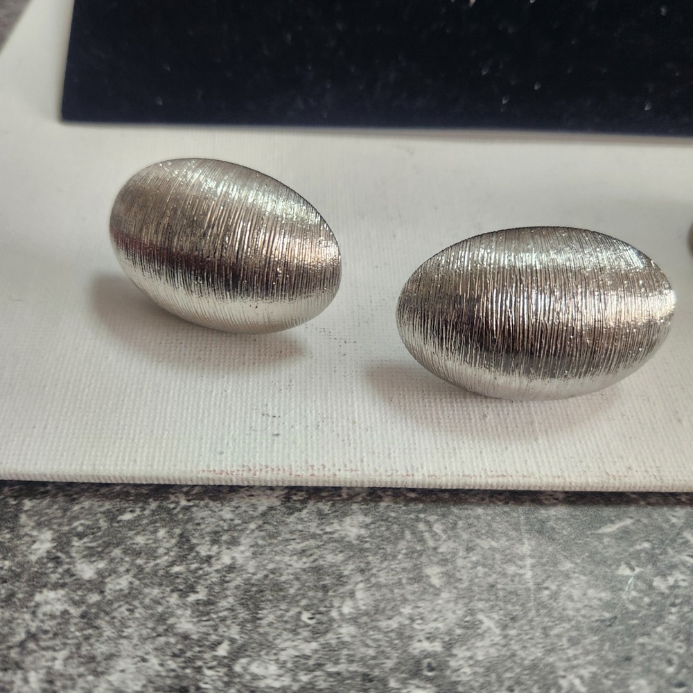 Vintage Silver Tone Textured Oval Dome Clip On Earrings Ribbed Statement Retro - Picture 11 of 12